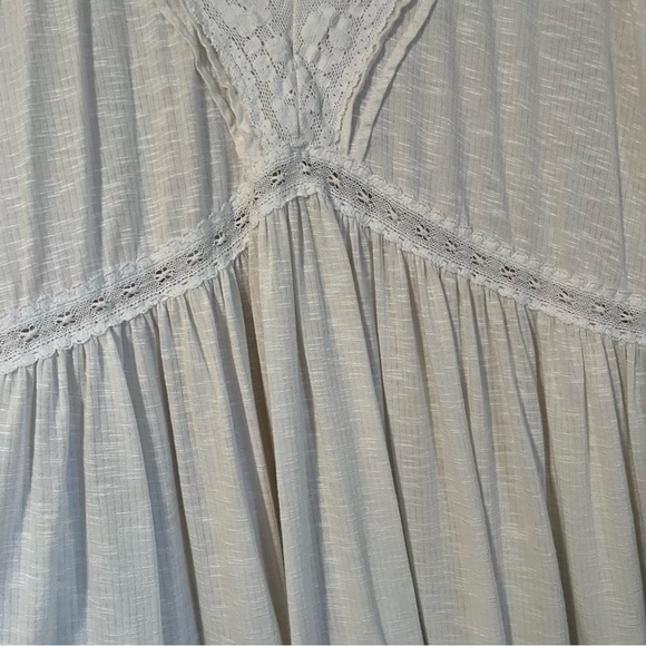 Torrid Lace Inset White Flutter Sleeve Babydoll V-neck Blouse | size 2 - Picture 6 of 8